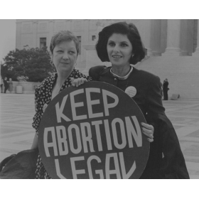 Norma McCorvey (izquierda) conocida como Jane Roe, consiguió junto a las abogadas Sarah Weddington y Linda Coffee el fallo histórico en 1973. En 1983, McCorvey denunció haber sido violada, su abogada representante en ese caso fue Gloria Allred (derecha). / Wiki commons.