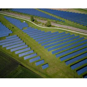 Solek se fundó en 2010 como desarrollador de energía renovable y hoy en día incursiona en las operaciones fotovoltaicas flotantes, de hidrógeno, eólicas y agrovoltáicas. / Unsplash - Andreas Gücklhorn.